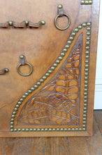 Загрузить изображение в средство просмотра галереи, Important porte-pipes en Cuir Repoussé, France, XXe