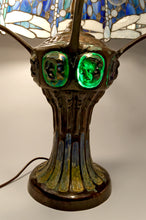将图片加载到图库查看器,Importante lampe de salon Art Nouveau, Bronze patiné et Vitrail, d'après Tiffany Studios, Années 1980