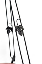 Charger l'image dans la galerie, Importante suspension / lustre en fer forgé à décor de vigne, vasque en verre rose pressé-moulé à décor de fleurs géométriques, Art Deco, France, circa 1930