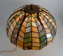 将图片加载到图库查看器,Lampe de table Art nouveau / Tiffany en bronze et vitrail – Pièce décorative d’exception – Circa 1980
