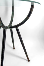 Загрузить изображение в средство просмотра галереи, Guéridon en métal patiné et plateau en verre, design moderniste, Italie, Circa 1960