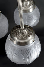 Загрузить изображение в средство просмотра галереи, Rare lustre Art déco à trois feux signé Muller Frères, modèle « Paons », Bronze nickelé, France, vers 1925