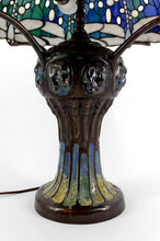 将图片加载到图库查看器,Importante lampe de salon Art Nouveau, Bronze patiné et Vitrail, d'après Tiffany Studios, Années 1980