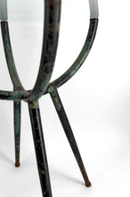 Загрузить изображение в средство просмотра галереи, Guéridon en métal patiné et plateau en verre, design moderniste, Italie, Circa 1960