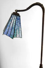 将图片加载到图库查看器,Lampadaire liseuse Art Déco en bronze et vitrail polychrome, Circa 1920