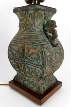 将图片加载到图库查看器,Importante lampe en bronze à patine vert de gris, style chinois archaïque– XXᵉ siècle