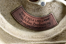 将图片加载到图库查看器,Lampe en biscuit de porcelaine, "Calla Lily", par Nicholas Berbenczy, éditée par Franklin Mint, USA, 1986