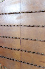 Загрузить изображение в средство просмотра галереи, Important porte-pipes en Cuir Repoussé, France, XXe