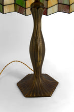 将图片加载到图库查看器,Lampe de table Art nouveau / Tiffany en bronze et vitrail – Pièce décorative d’exception – Circa 1980