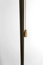 将图片加载到图库查看器,Lampadaire en bronze et abat jour en vitrail de style Tiffany – XXᵉ siècle