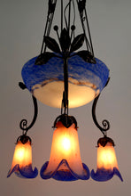 将图片加载到图库查看器,Important lustre en fer forgé, tulipes et vasque en pâte de verre bleu, Art Deco, France