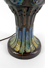将图片加载到图库查看器,Importante lampe de salon Art Nouveau, Bronze patiné et Vitrail, d'après Tiffany Studios, Années 1980
