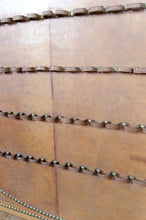 Загрузить изображение в средство просмотра галереи, Important porte-pipes en Cuir Repoussé, France, XXe