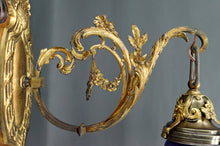 Загрузить изображение в средство просмотра галереи, Paire d'applique Rococo / Louis XV en bronze doré, socles en noyer et tulipes en verre, France, Circa 1900