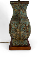 将图片加载到图库查看器,Importante lampe en bronze à patine vert de gris, style chinois archaïque– XXᵉ siècle