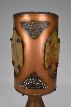 Charger l'image dans la galerie, Importante Lampe des Potiers d'Accolay en Céramique, Cuivre Patiné et Médaillons Multicolores en Résine Fractale, Circa 1970