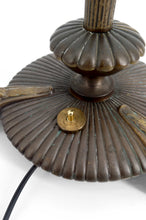 将图片加载到图库查看器,Lampadaire liseuse Art Déco en bronze et vitrail polychrome, Circa 1920