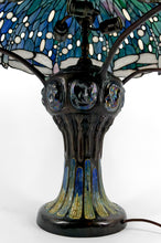 将图片加载到图库查看器,Importante lampe de salon Art Nouveau, Bronze patiné et Vitrail, d'après Tiffany Studios, Années 1980