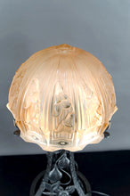 将图片加载到图库查看器,Importante Lampe Art Déco en Fer Forgé à Motifs de Papillons et Dôme Floral en Verre Pressé, Par Bartelemie, France, Circa 1925