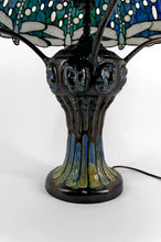将图片加载到图库查看器,Importante lampe de salon Art Nouveau, Bronze patiné et Vitrail, d'après Tiffany Studios, Années 1980