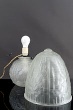 Загрузить изображение в средство просмотра галереи, Lampe champignon Art déco en verre pressé moulé, attribuée à Muller Frères, vers 1930