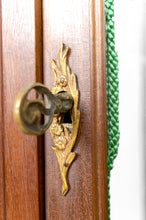 将图片加载到图库查看器,Vitrine Art Nouveau, Bronzes dorés sur un thème floral, France, vers 1900