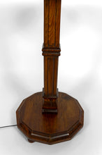 将图片加载到图库查看器,Lampadaire Arts & Crafts d’exception en bois sculpté et vitrail floral – vers 1920