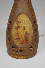 Charger l'image dans la galerie, Importante Lampe des Potiers d'Accolay en Céramique, Cuivre Patiné et Médaillons Multicolores en Résine Fractale, Circa 1970