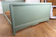 将图片加载到图库查看器,Lit Art Nouveau en bois sculpté et peint, Thème floral : Pavots / Coquelicots, France, vers 1900