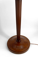 Загрузить изображение в средство просмотра галереи, Lampadaire Art Déco authentique en noyer sculpté & abat-jour vitrail style Tiffany, vers 1920