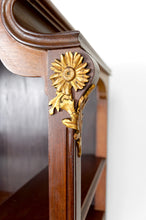 将图片加载到图库查看器,Vitrine Art Nouveau, Bronzes dorés sur un thème floral, France, vers 1900