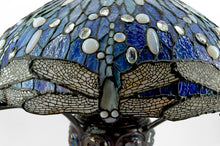 将图片加载到图库查看器,Importante lampe de salon Art Nouveau, Bronze patiné et Vitrail, d'après Tiffany Studios, Années 1980