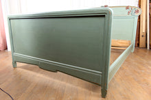 将图片加载到图库查看器,Lit Art Nouveau en bois sculpté et peint, Thème floral : Pavots / Coquelicots, France, vers 1900