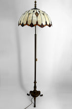 将图片加载到图库查看器,Lampadaire en bronze et abat jour en vitrail de style Tiffany – XXᵉ siècle