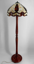 Загрузить изображение в средство просмотра галереи, Lampadaire Art Déco en noyer sculpté et abat-jour en vitrail style Tiffany – France, vers 1920