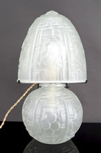 Загрузить изображение в средство просмотра галереи, Lampe champignon Art déco en verre pressé moulé, attribuée à Muller Frères, vers 1930