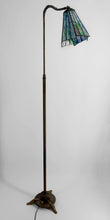 将图片加载到图库查看器,Lampadaire liseuse Art Déco en bronze et vitrail polychrome, Circa 1920