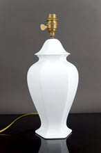 将图片加载到图库查看器,Belle lampe en porcelaine blanche, France, circa 1950-1960