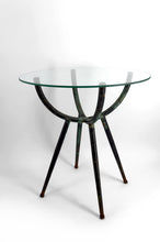 Загрузить изображение в средство просмотра галереи, Guéridon en métal patiné et plateau en verre, design moderniste, Italie, Circa 1960