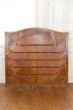 Загрузить изображение в средство просмотра галереи, Important porte-pipes en Cuir Repoussé, France, XXe