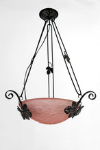 Charger l'image dans la galerie, Importante suspension / lustre en fer forgé à décor de vigne, vasque en verre rose pressé-moulé à décor de fleurs géométriques, Art Deco, France, circa 1930