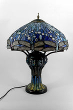 将图片加载到图库查看器,Importante lampe de salon Art Nouveau, Bronze patiné et Vitrail, d'après Tiffany Studios, Années 1980