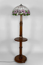 将图片加载到图库查看器,Lampadaire Arts & Crafts d’exception en bois sculpté et vitrail floral – vers 1920