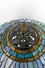 将图片加载到图库查看器,Importante lampe de salon Art Nouveau, Bronze patiné et Vitrail, d'après Tiffany Studios, Années 1980