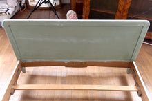 将图片加载到图库查看器,Lit Art Nouveau en bois sculpté et peint, Thème floral : Pavots / Coquelicots, France, vers 1900