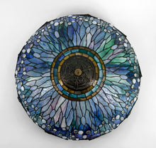 将图片加载到图库查看器,Importante lampe de salon Art Nouveau, Bronze patiné et Vitrail, d'après Tiffany Studios, Années 1980