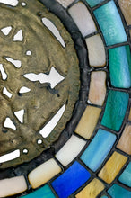 将图片加载到图库查看器,Importante lampe de salon Art Nouveau, Bronze patiné et Vitrail, d'après Tiffany Studios, Années 1980