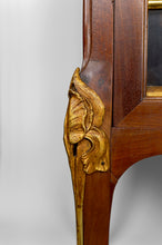 将图片加载到图库查看器,Vitrine Art Nouveau, Bronzes dorés sur un thème floral, France, vers 1900