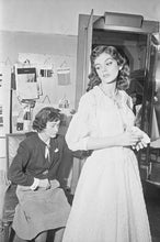 将图片加载到图库查看器,Miroir triptyque gainé de cuir provenant des Ateliers de Coco Chanel, Art Deco, France, Circa 1930