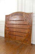 Загрузить изображение в средство просмотра галереи, Important porte-pipes en Cuir Repoussé, France, XXe